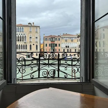 Ponte Di Rialto E Canal Grande-palazzo Benzon Venice